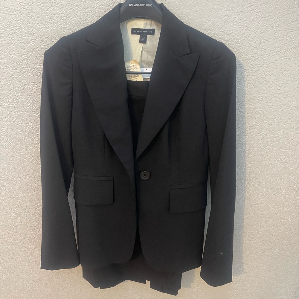 Banana Republic wool and spandex beautiful blank blazer/skirt